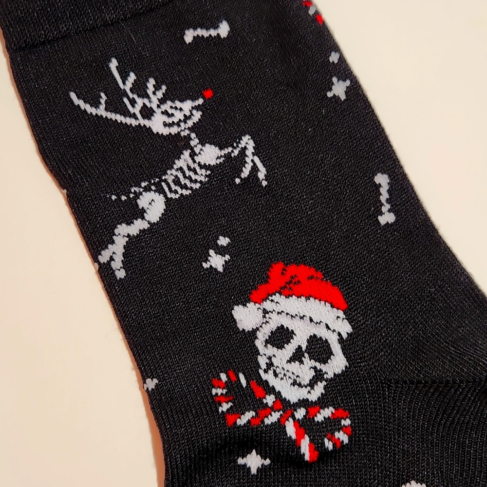 ❤️NWT TORRID 2 PACK CREW SOCKS - BONES SKULL SANTA HAT PRINT - SHOE SIZE 7 - 13 - Picture 3 of 11